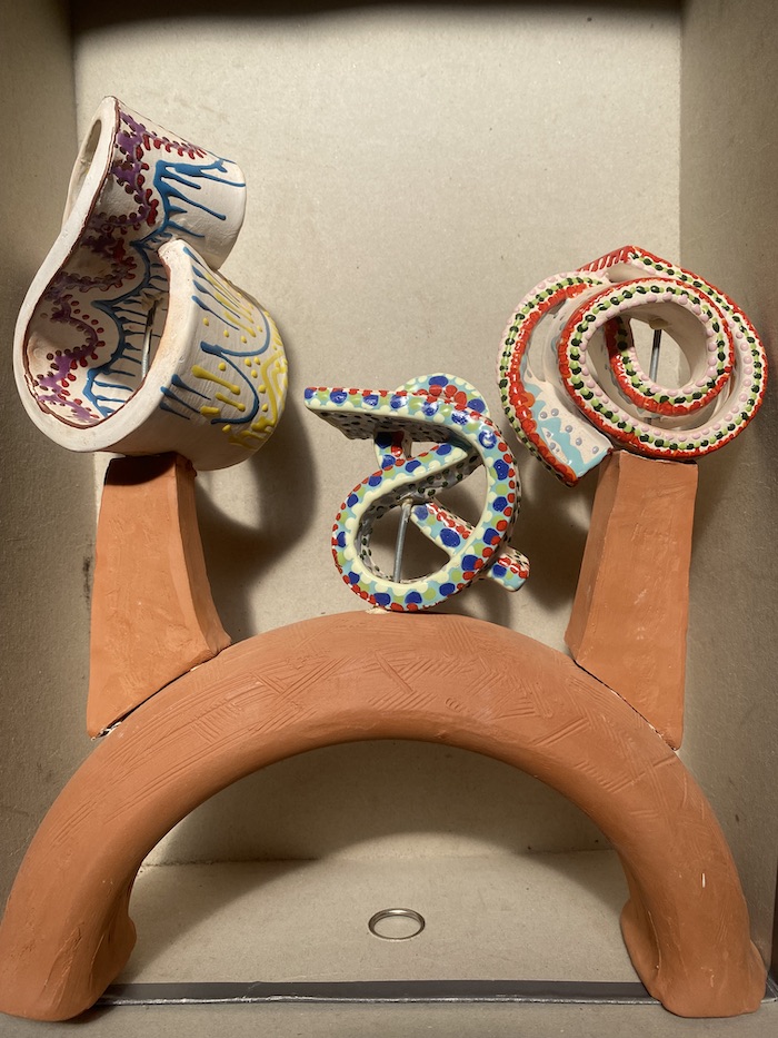 Inspirado en unas esculturas realizadas para las hijas de uno amigos,a modo de turbante, se representas tres rostros abstractos sobre un arco -cúpula-.