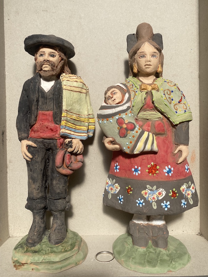 Esculturas de un belén con trajes de Candelario. Pueblo salmantino.