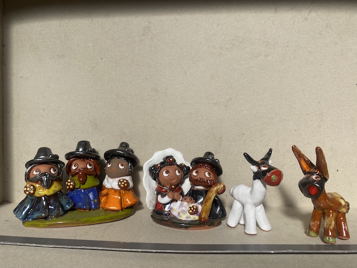 Belén pequeño con vestimenta charra.