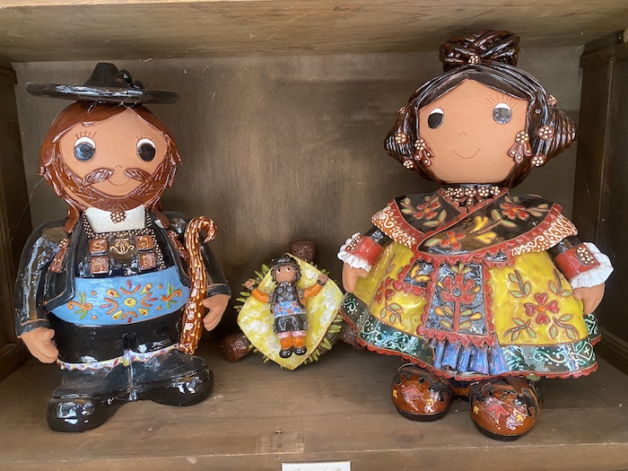 Belén grande de muñecos charros -realizada la decoración en relieve-. Pieza única.