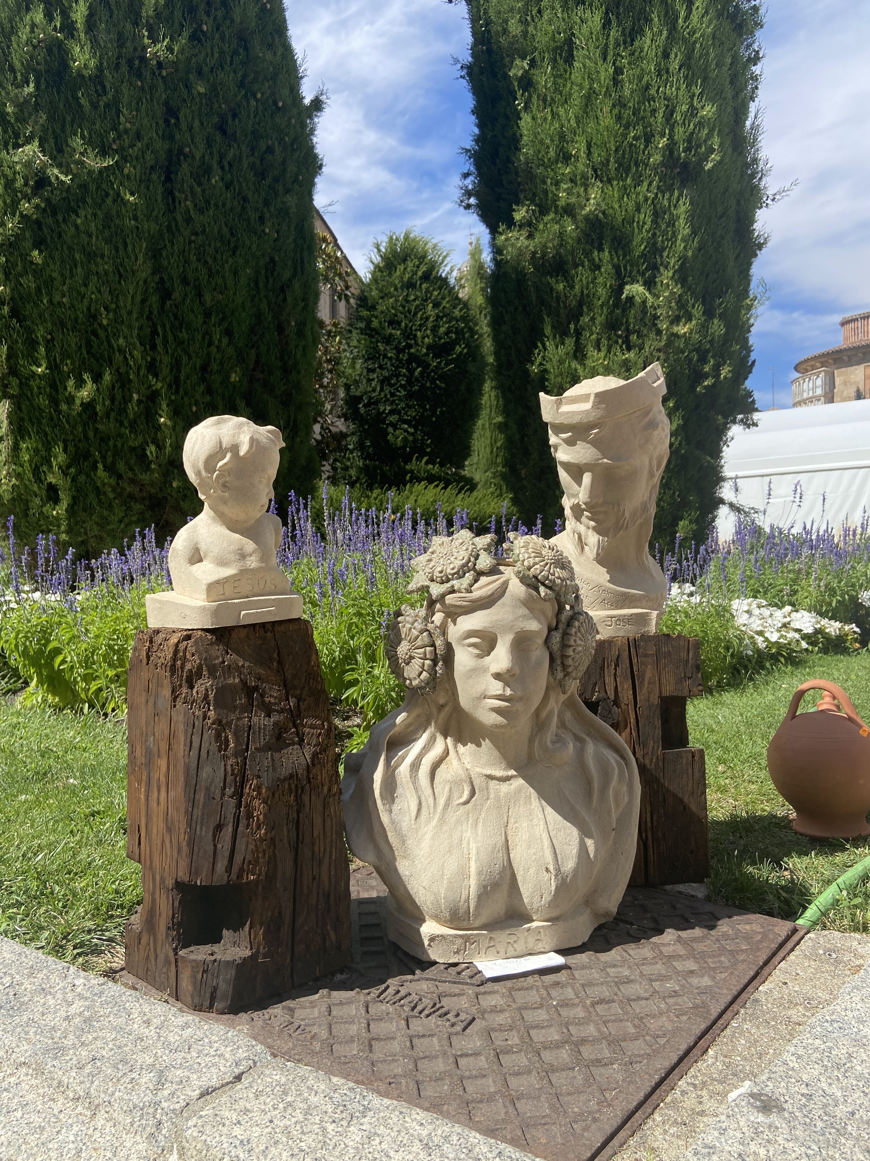Tres esculturas blancas realizadas en la pandemia. La Virgen tiene flores en la cabeza.