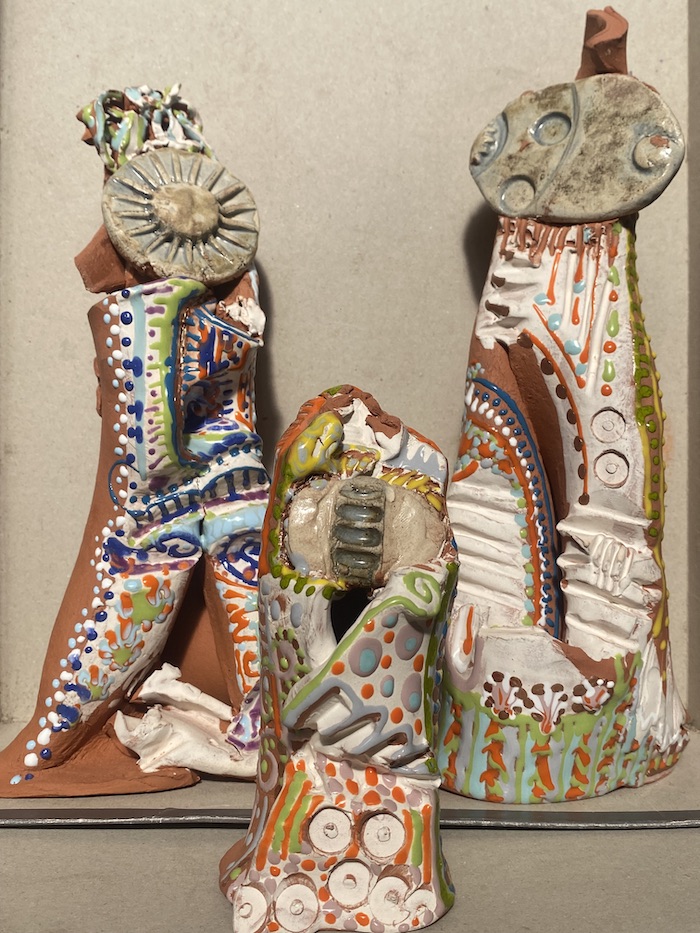 Se creó representando las bellas decoraciones que podrían haber tenido las túnicas añadiendo unas piezas que había creado inicialmente para que fueran colgantes y pasaron a ser los rostros.