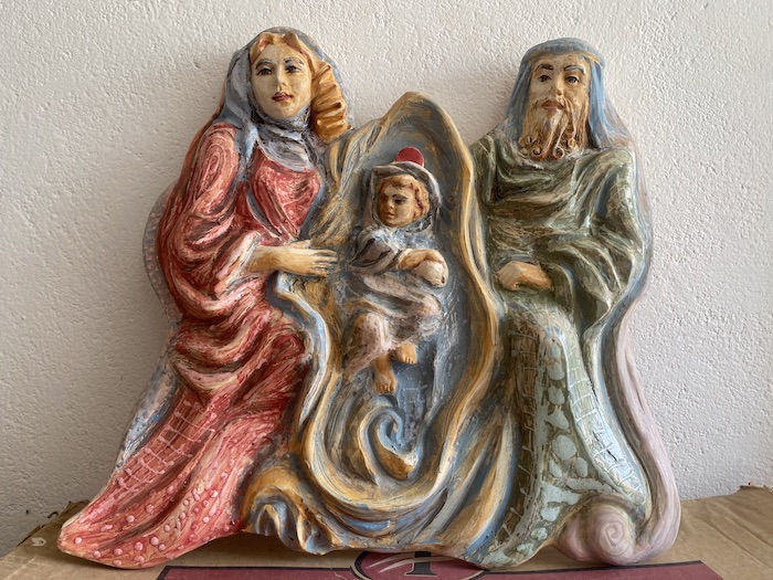 Escultura en bajo relieve realizada con porcelana, engobes y esmaltes.