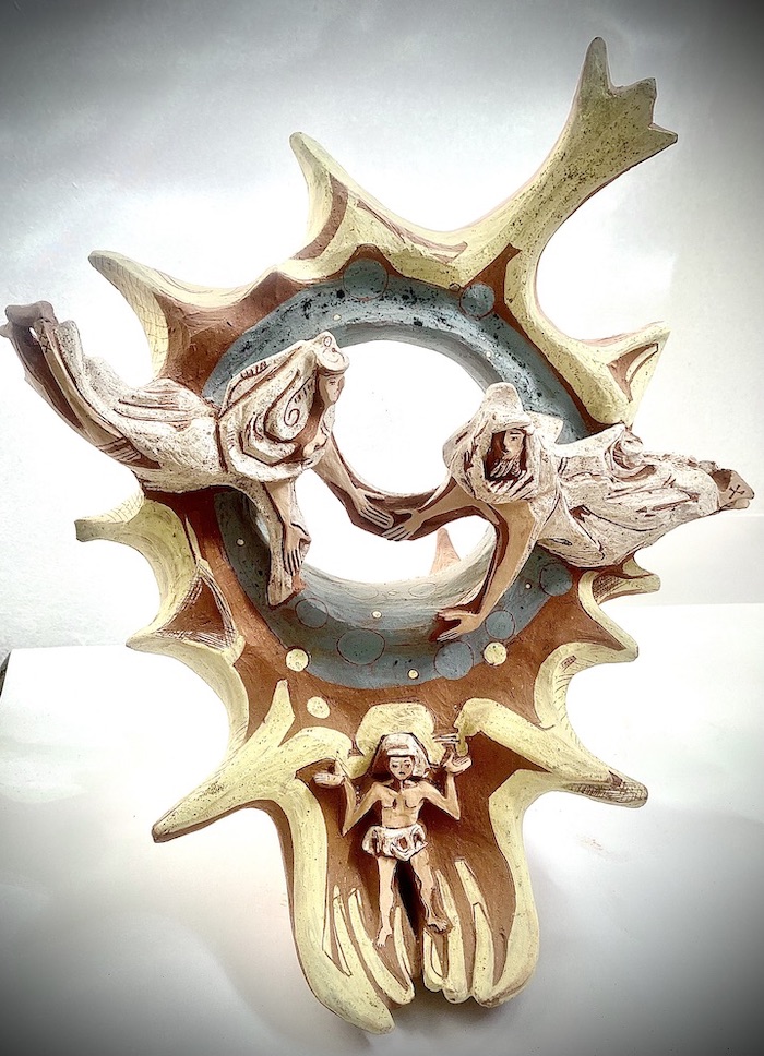 Escultura del misterio entorno a la estrella de luz que no sino Dios. Los rayos de luz que desprende se convierten en manos para ofrecer al Salvador