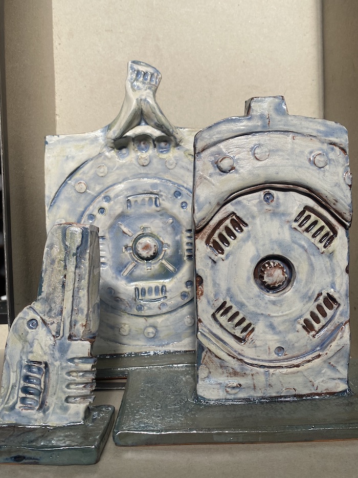 Escultura figurativa-conceptual.