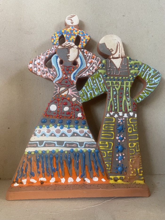 Belén de pie plano, muy sencillo con jesús a hombros y decorado con engobes y esmaltes