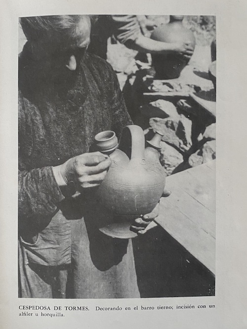 Foto de la abuela Guillerma pintando un botijo