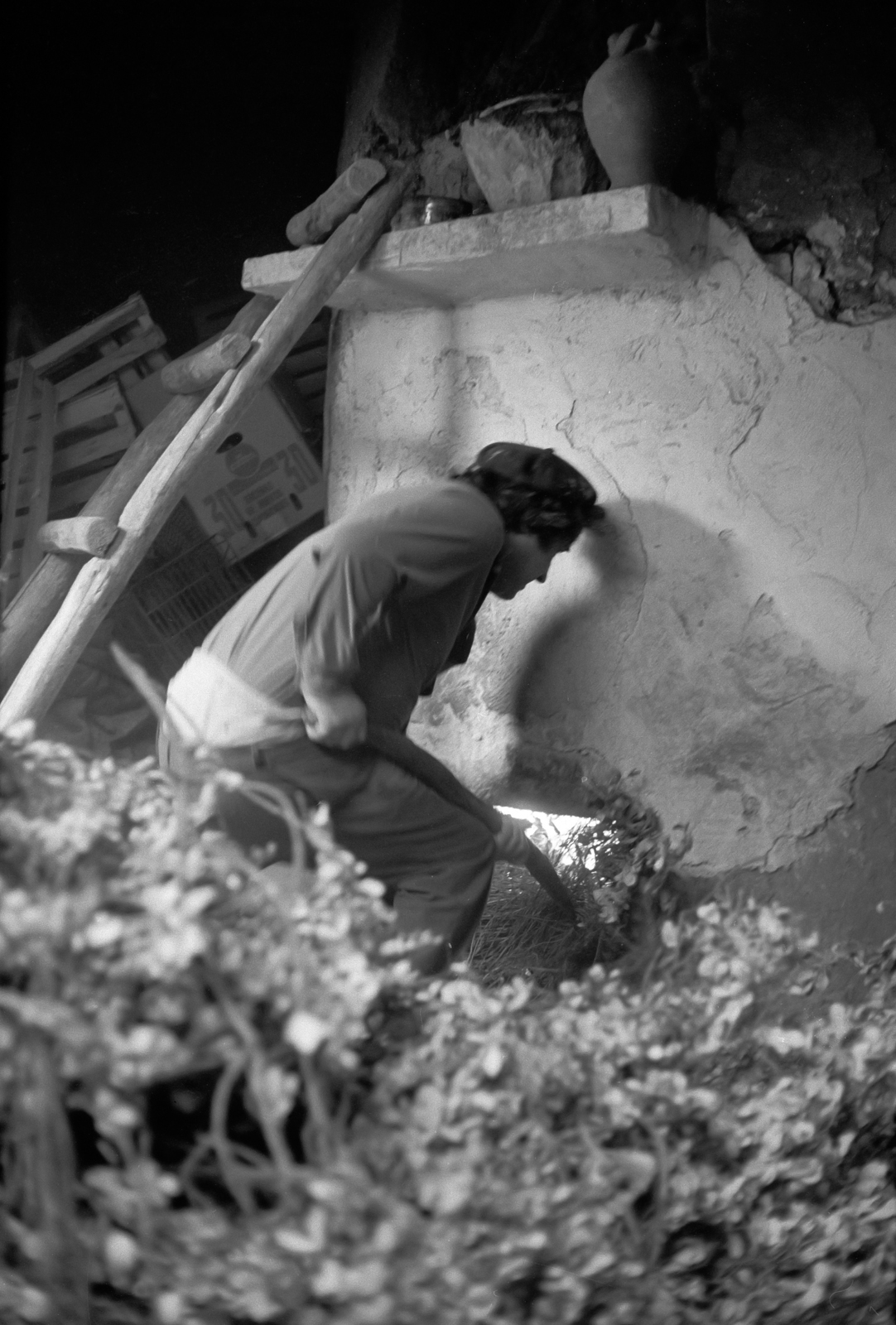 Foto de Castro Prieto, Juan cociendo en el horno de leña.