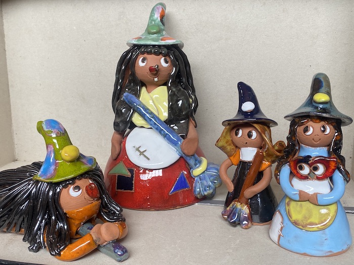 Foto con cuatro modelos de brujas.