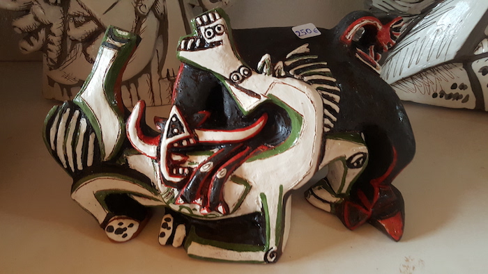 Toro corneando a un caballo