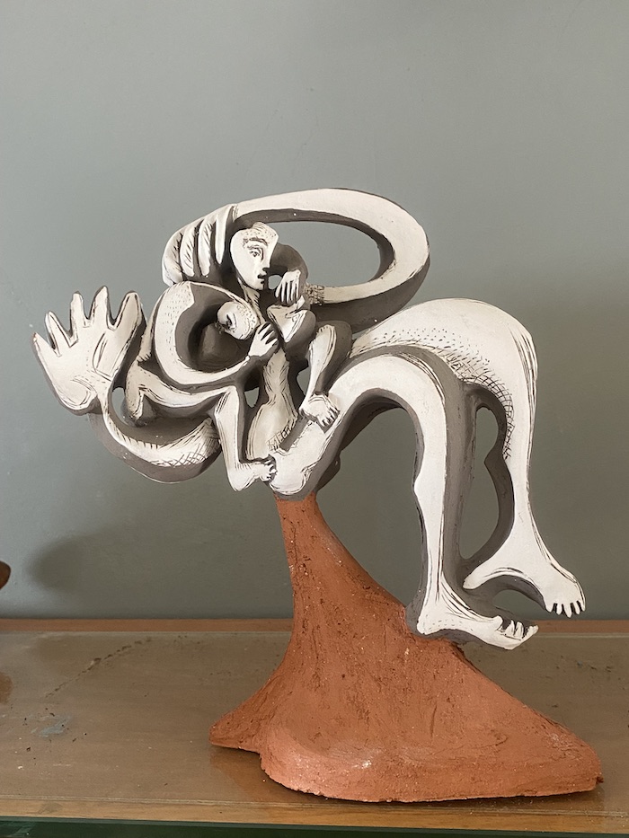 Niño subido a los hombros de su madre