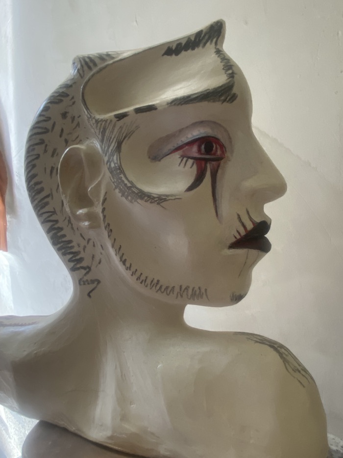 Retrato de Jaime, escultura plana por lo que si se mira lateralmente tiene aspecto de pez