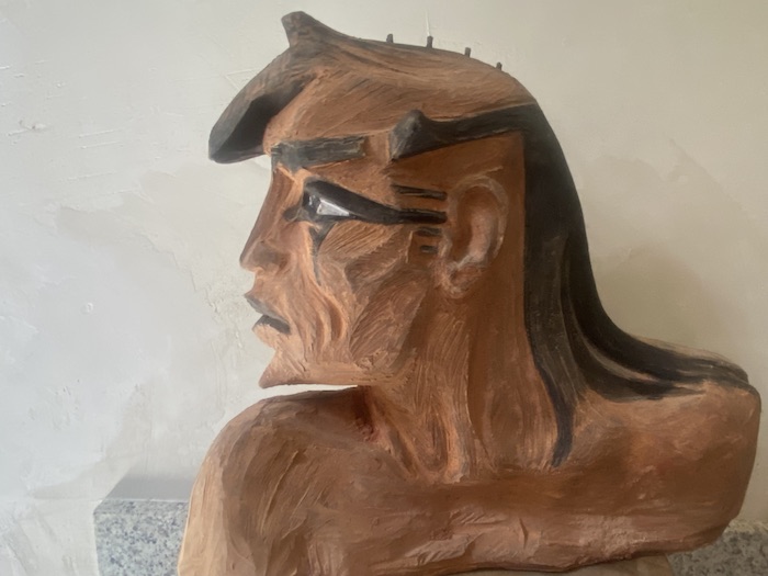 Retrato de Jaime, escultura plana por lo que si se mira lateralmente tiene aspecto de pez