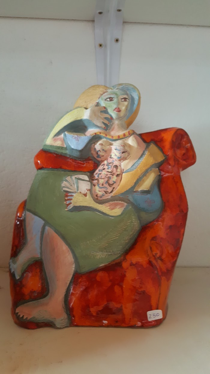 Escultura basada en el cuadro de Picasso ´mujer con sillón rojo´ acabado en color.