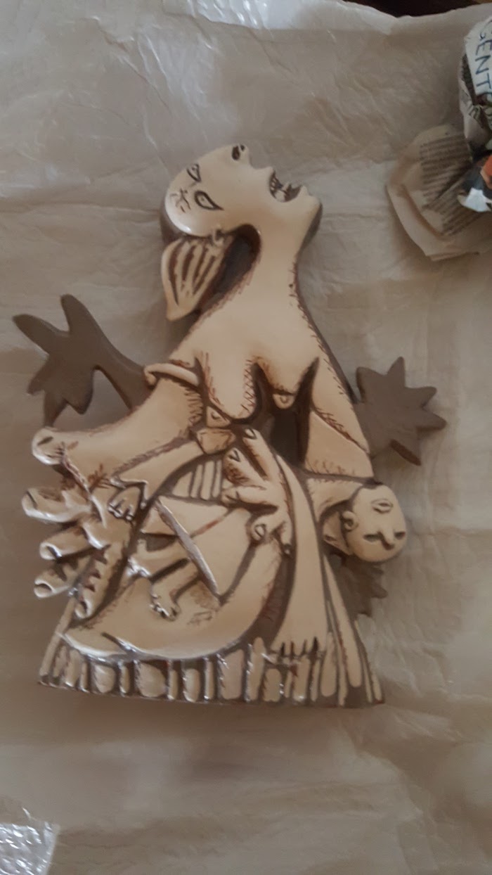 Escultura de la mujer del cuadro del Guernica con niña muerta