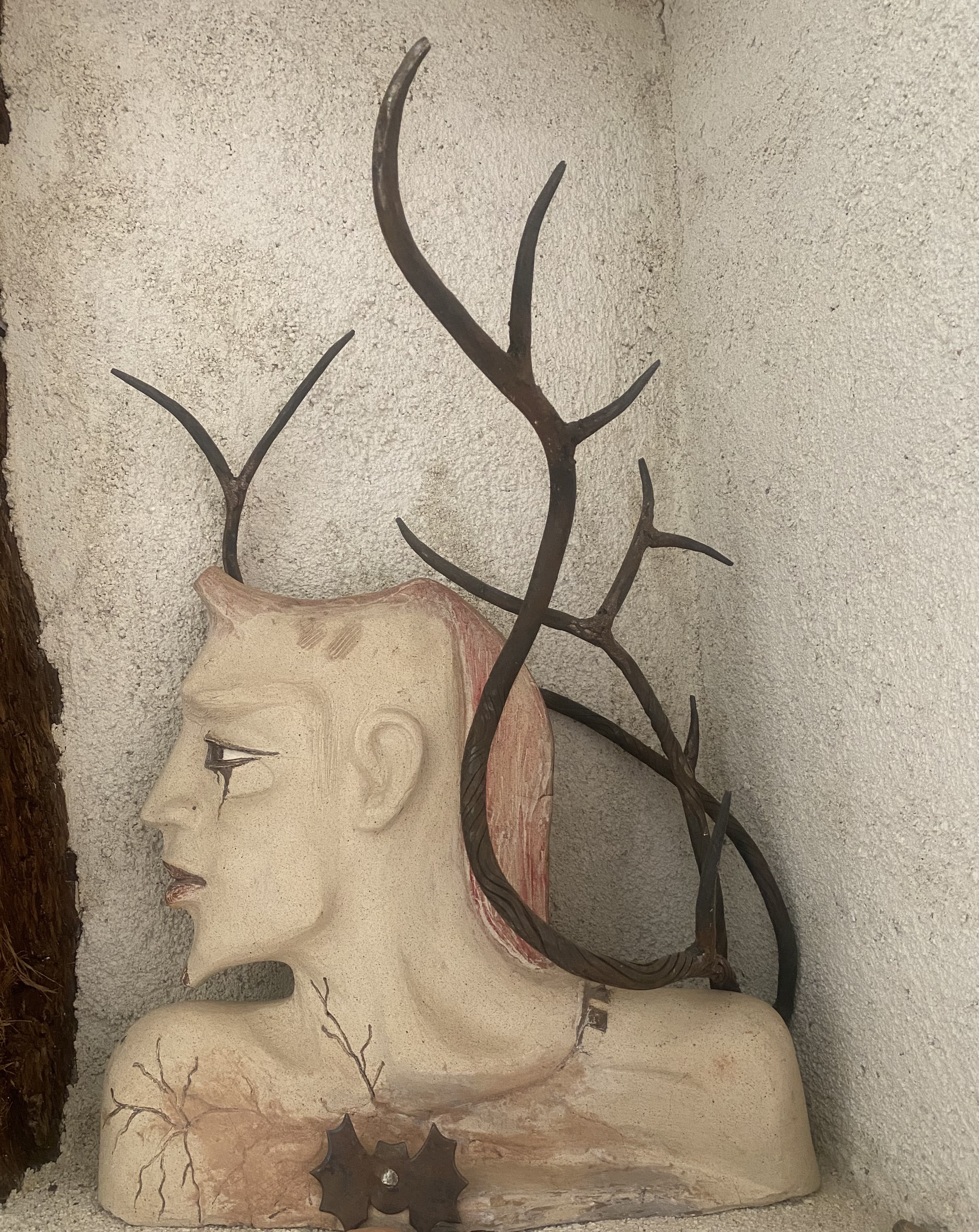 Retrato de Jaime, escultura plana por lo que si se mira lateralmente tiene aspecto de pez