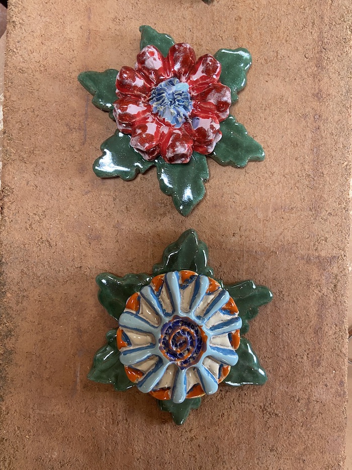 Flor roja y flor azul