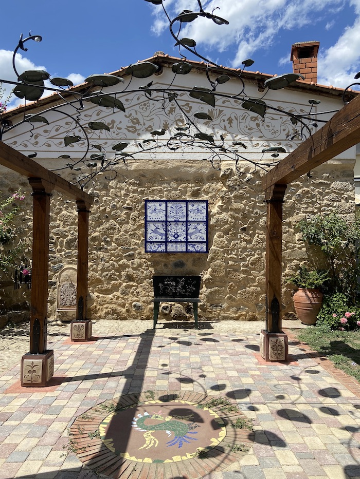 Vista de la pérgola con los detalles de las hojas metálicas