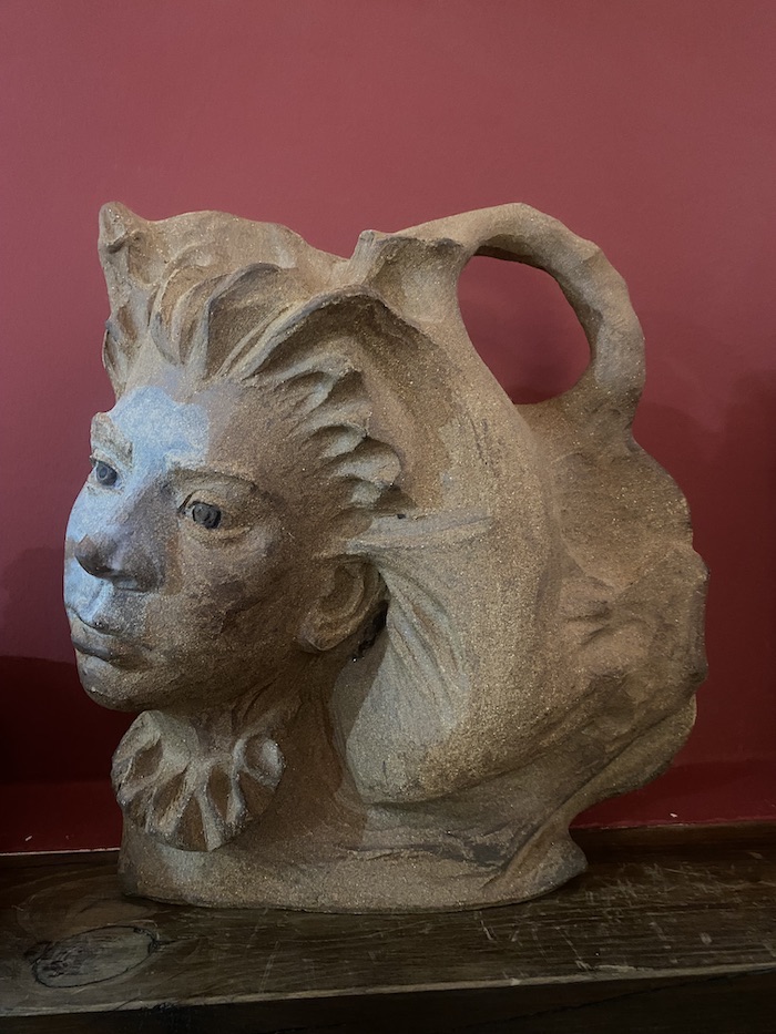 Botijo con retrato en relive de la hija de unos amigos